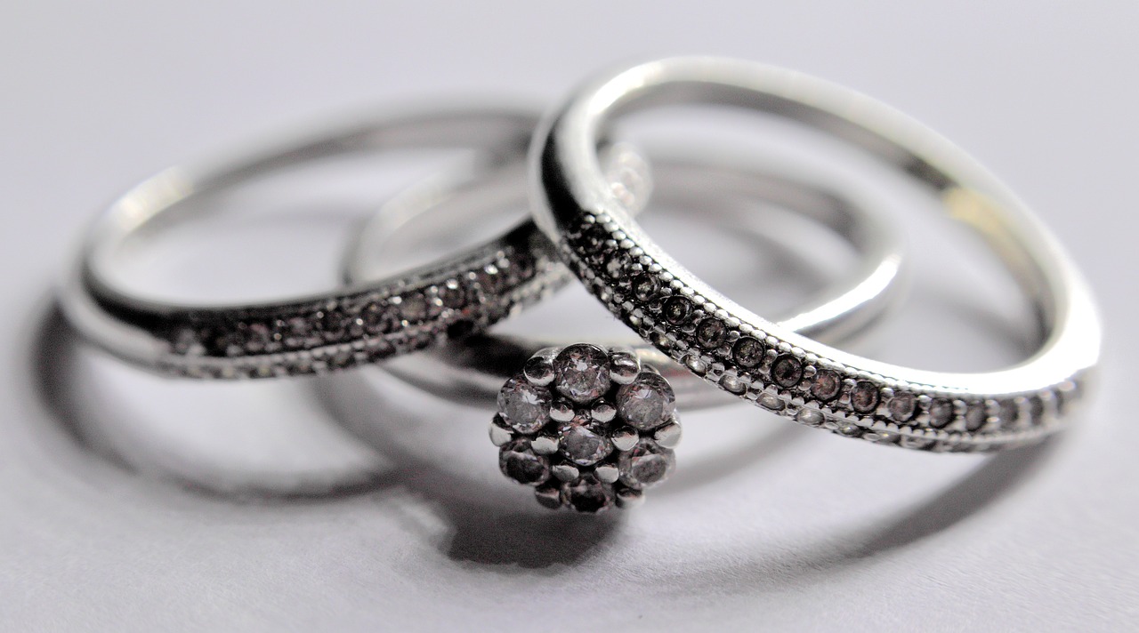 Pourquoi adopter la bague en argent dans sa collection ?